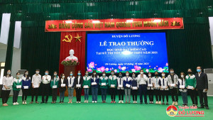 Đô Lương trao thưởng học sinh đạt điểm cao tại kỳ thi tốt nghiệp THPT năm 2021